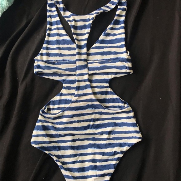 Bikini - Picture 2 of 2